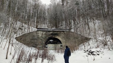 Aplankė paslaptinguosius Panerių tunelius: tamsi ir maža anga iki šiol naudojama gyventojų susisiekimui