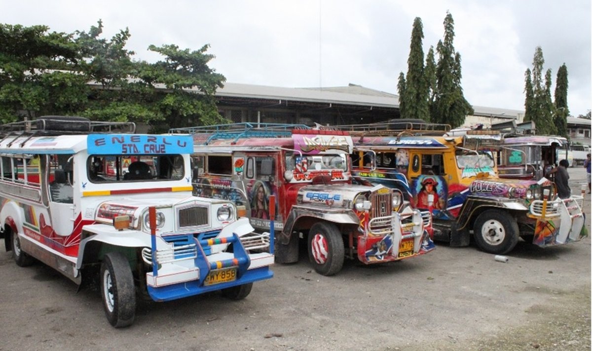 Spalvingasis Filipinų automobilis - džipnis (Jeepney)