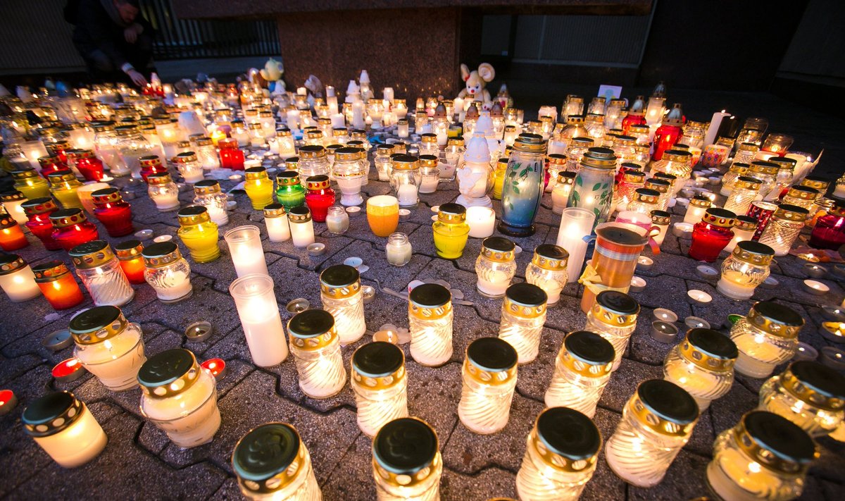 Candles in the front of the Seimas