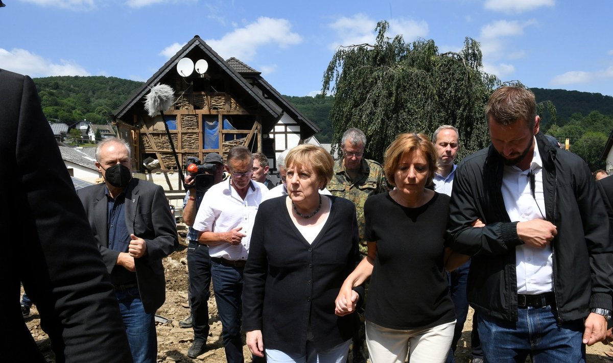 Vakarų Europoje potvyniams pareikalavus 183 gyvybių, Merkel aplankė nuniokotą regioną 
