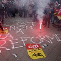 Per Prancūzijoje atsinaujinusius protestus prieš Macroną uždrausti puodai