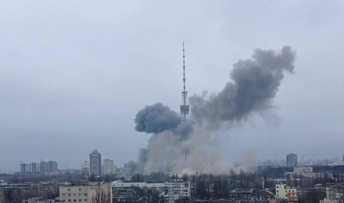 Atakuojamas Kijevo televizijos bokštas. Telegram nuotr. 
