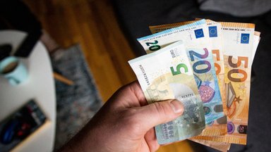 „Swedbank“ tyrimas: beveik pusė lietuvių gyvena nuo algos iki algos