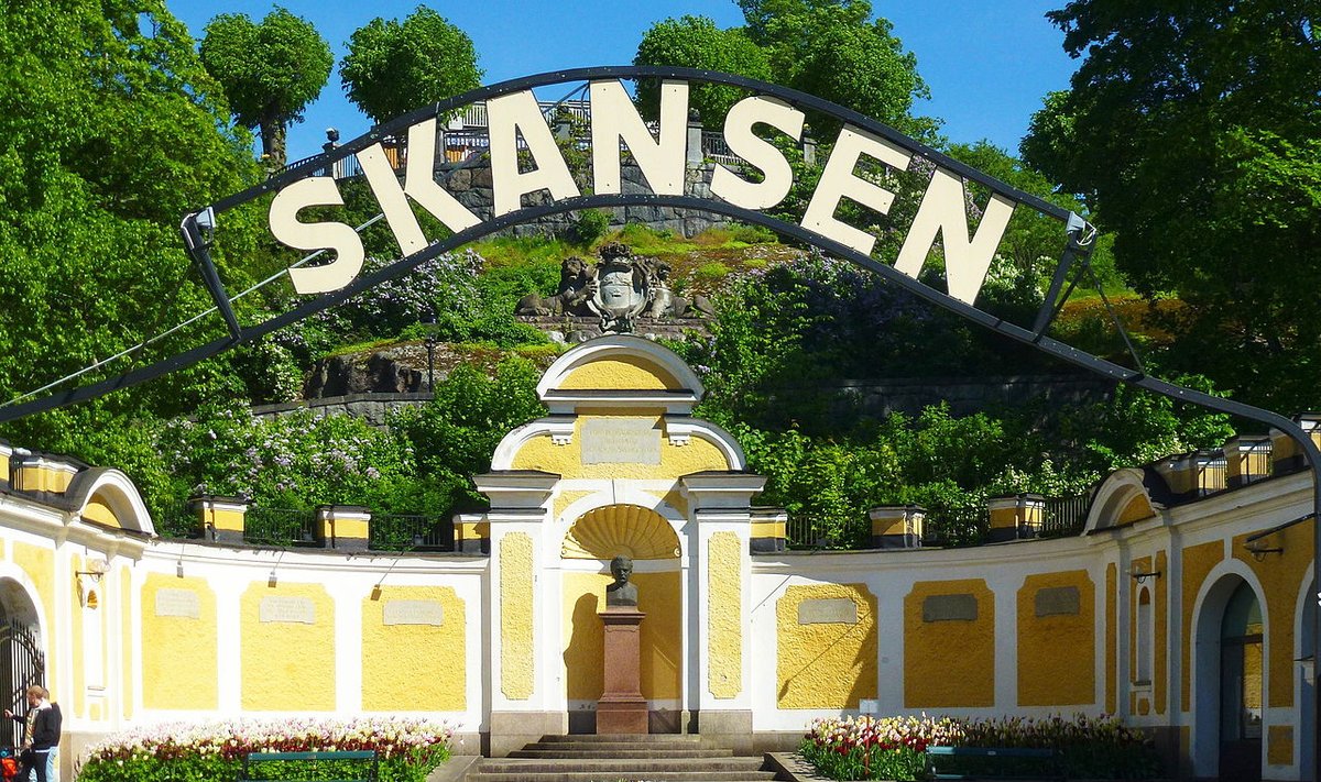 Vienas iš įėjimų į Skanseną. Jame pastatytas  muziejaus po atviru dangumi įkūrėjo Artūro Hazelijaus (Artur Hazelius) biustas