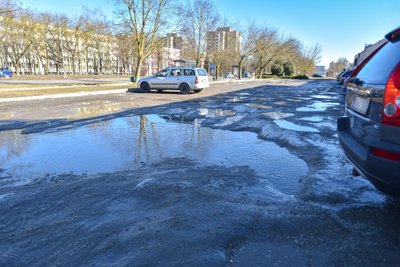 Metai iš metų Marso kanjonus primenanti aikštelė skęsta dulkių debesyse arba mirksta didžiulėse balose
