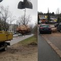 Vilnius su vairuotojais, statančiais automobilius ant vejos, kovos akmenimis