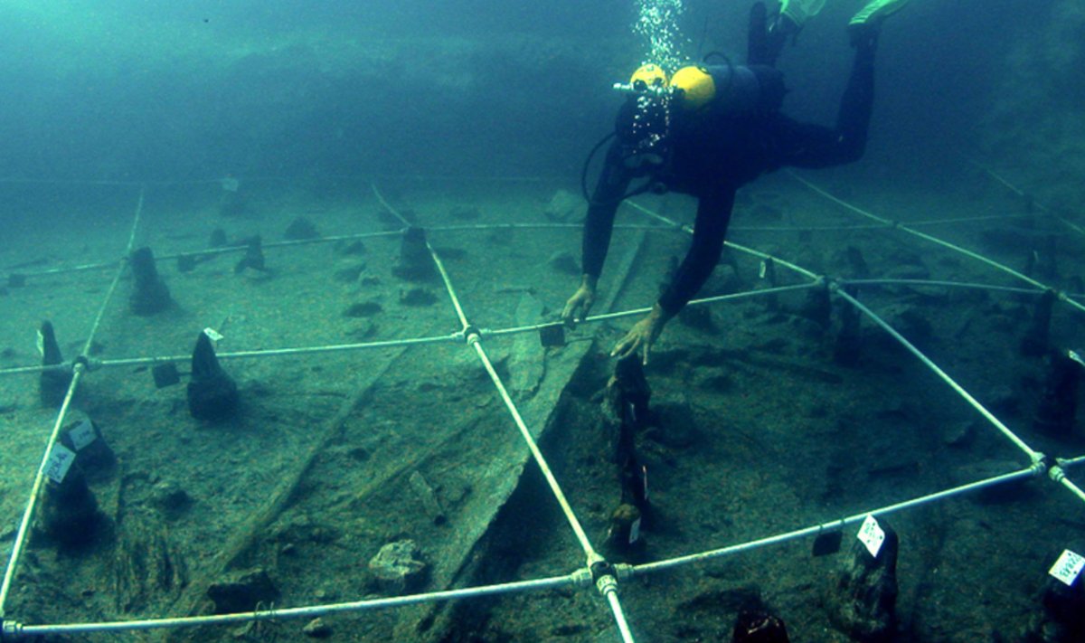 Italijoje, Bracciano ežero dugne, aptiktos medinės akmens amžiaus kanojos. Juan F. Gibaja et al.