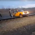 Vyras bandė rusiško visureigio pravažumą, tačiau pasitraukti iš kelio traukiniui nespėjo