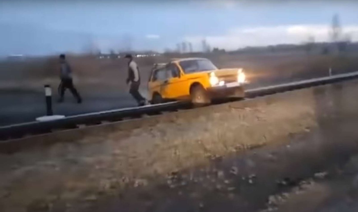 Rusiška "Niva" užstrigo ant traukinio bėgių