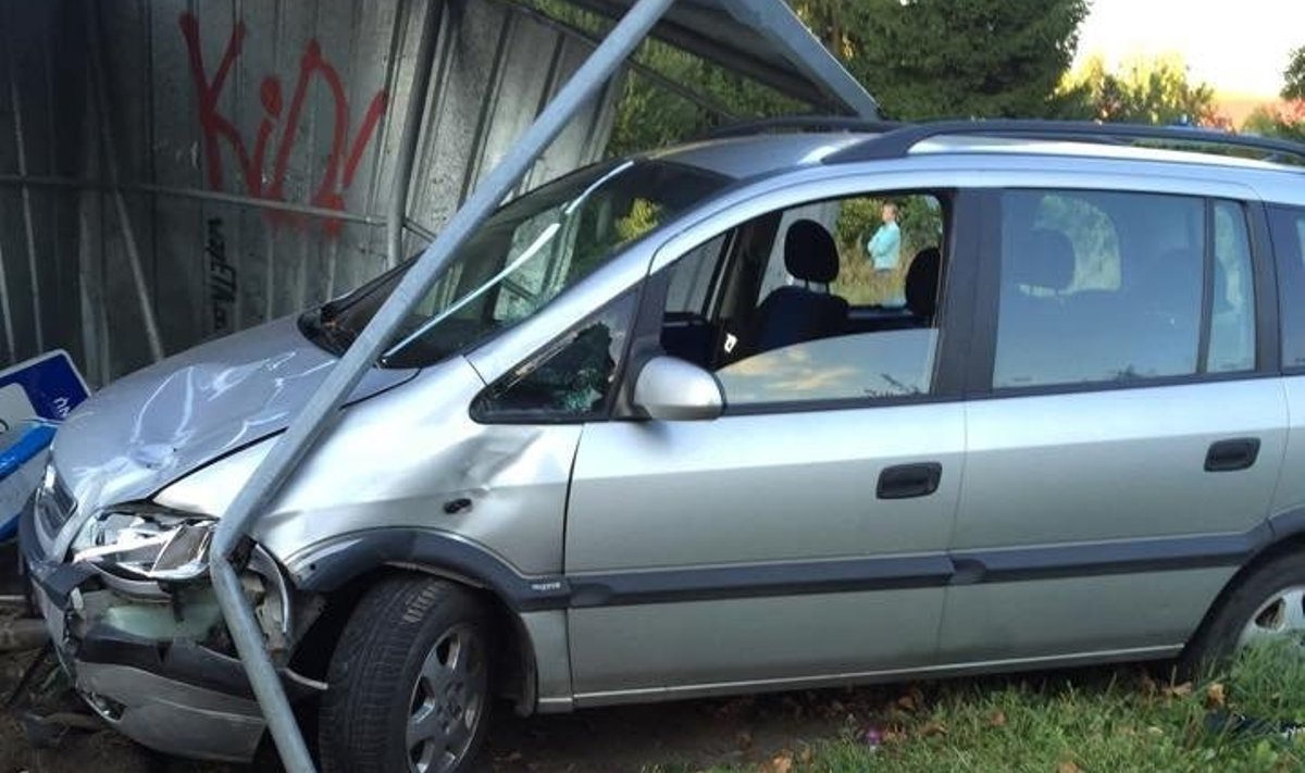 Įtariama, girtas „Opel“ vairuotojas rėžėsi į stotelėje laukusius šiauliečius
