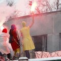 Superžvaigždės su „Pussy Riot“ stiliaus kaukėmis filmavosi protesto prieš Rusiją klipuose