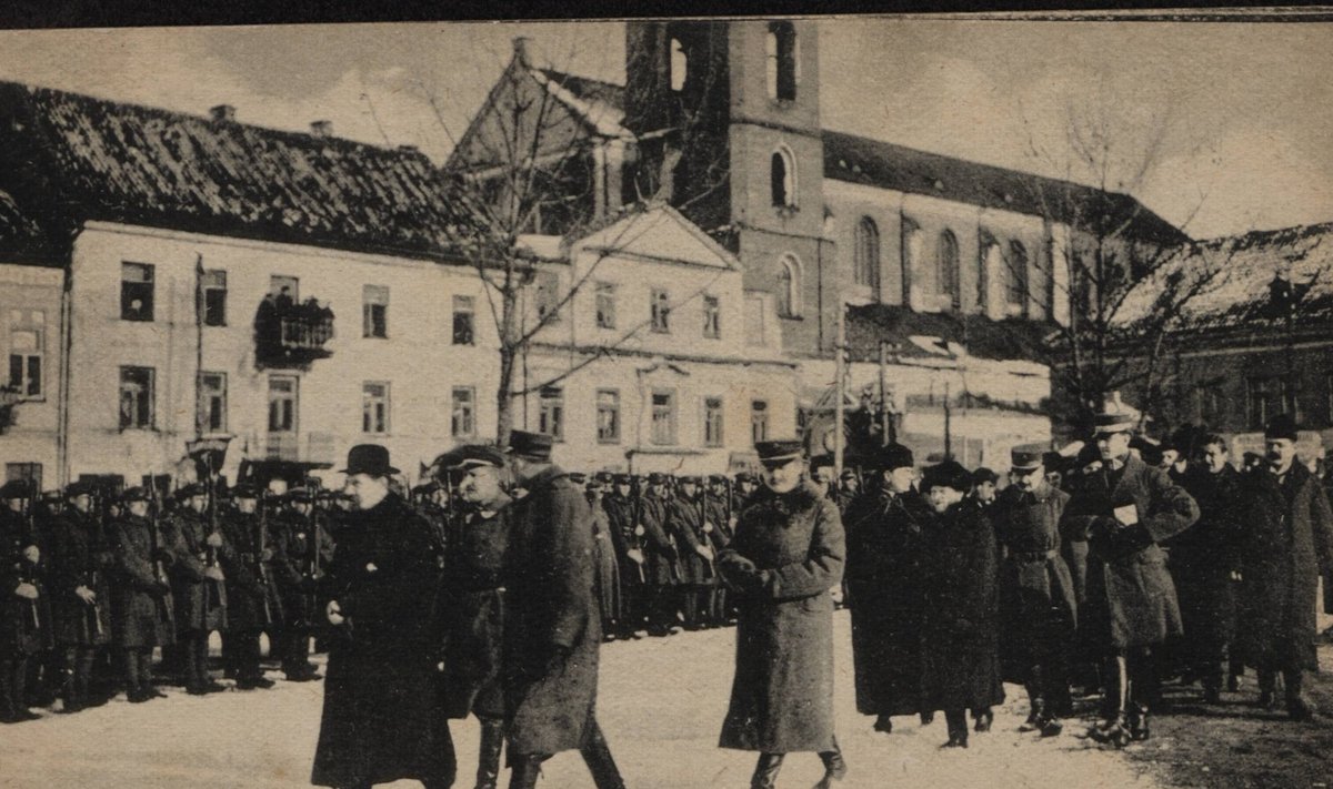 Kaunas. Valstybės Prezidentas lydimas aukštųjų karo vadų sveikina įgulos dalis 1920 m. vasario 16 d.