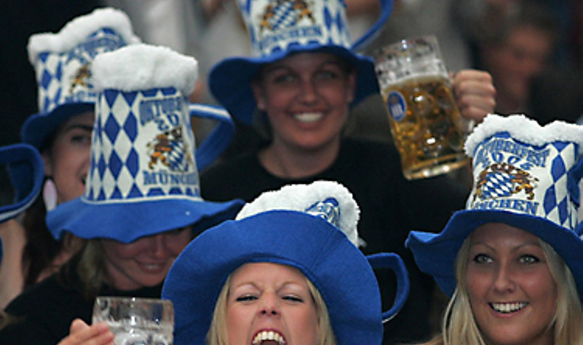 Pasaulio futbolo čempionatas Vokietijoje: alus ir daug palaikančių merginų. 