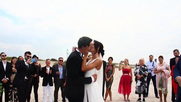 Televizijos serialų aktorius Edgaras Bechter su mylimąja susituokė paplūdimyje: bažnyčia iš karto atkrito