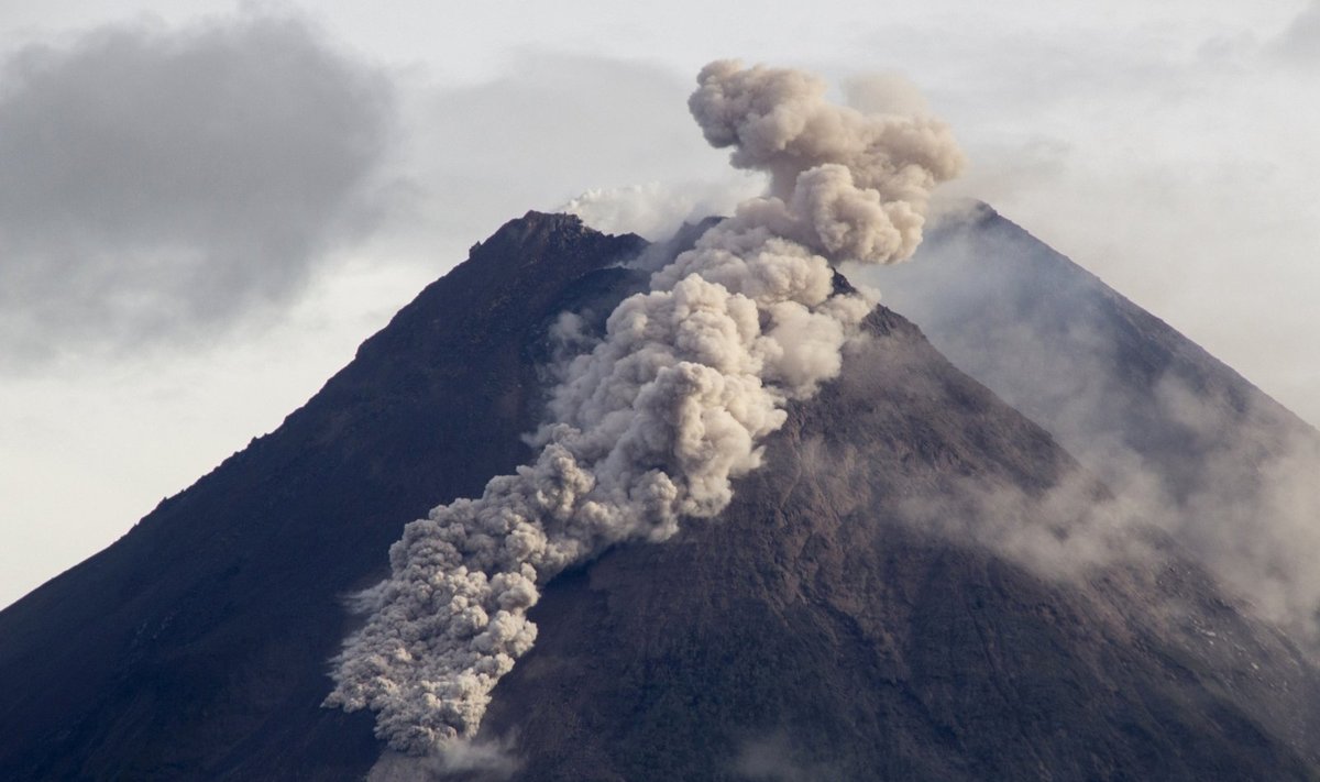 Indonezijoje iš vėl išsiveržusio Merapio ugnikalnio teka lavos upė