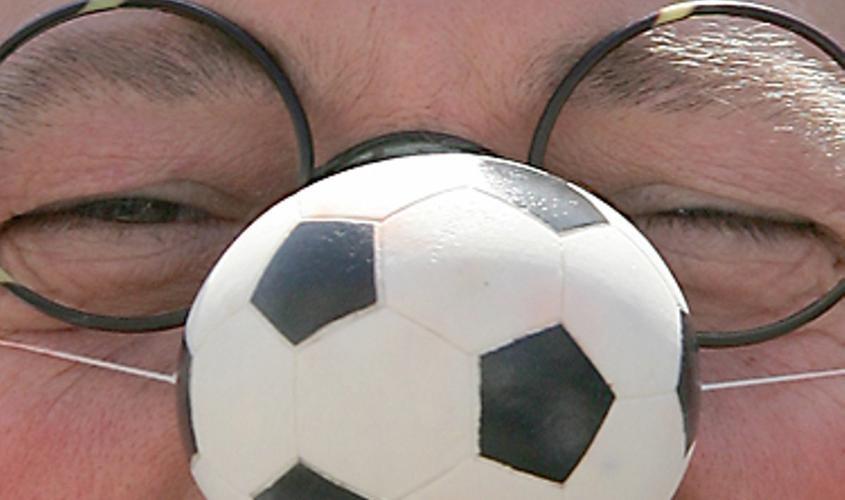 Vokietijos rinktinės sirgalius linksminasi užsidėjęs futbolo kamuolio raštais dekoruotą plastmasinę nosį. 
