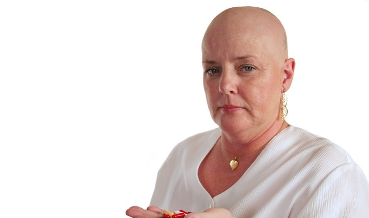 Vėžiu serganti moteris vartoja vaistus