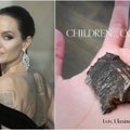 Angelina Jolie instagrame parodė bombos fragmentą, rastą apšaudytame Lvive: už to slypi jautri istorija