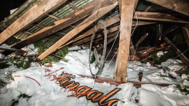 Vingio parke įgriuvo kavinės „Lakštingala“ terasos stogas