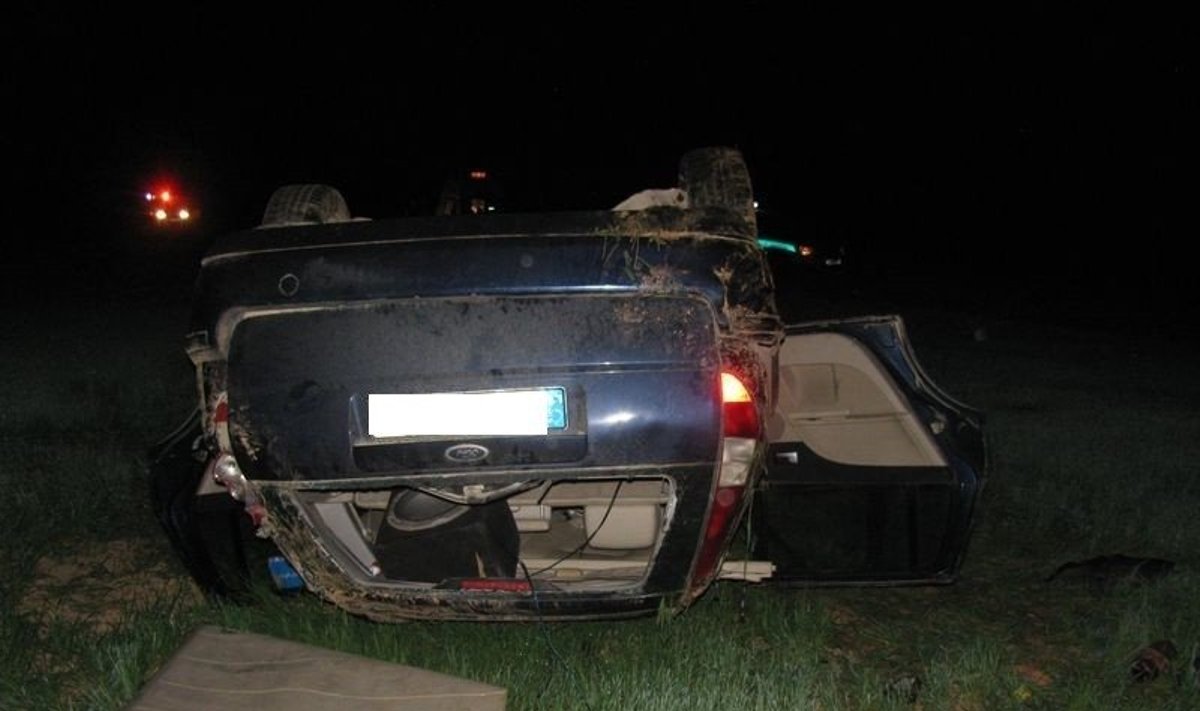 Kaišiadorių rajone apvirto automobilis, sužalota keleivė