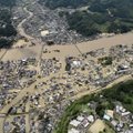 Vakarų Japoniją siaubiant smarkioms liūtims, žuvo mažiausiai 2 žmonės, dar 13 dingo