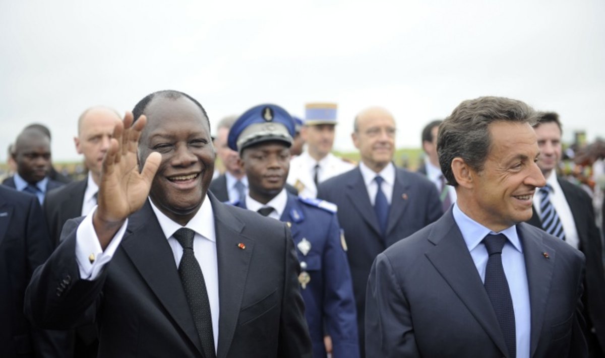 Alassane'as Ouattara (kairėje) ir NIcolas Sarkozy