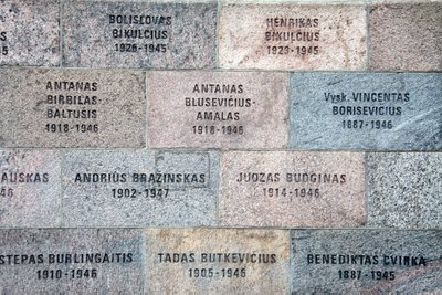 Genocido aukų muziejaus fasadas su atminimo lentelėmis laisvės kovotojams (asociatyvioji nuotrauka)