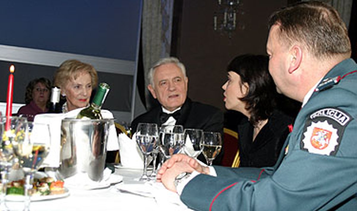 Greta Valdo Adamkaus, pelniusio specialių TV3 apdovanojimą, sėdėjo Nomeda Marčėnaitė ir policijos generalinis komisaras Vytautas Grigaravičius