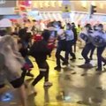 Honkongo policija sako buvusi priversta paleisti įspėjamąjį šūvį dėl protestuotojų smurto