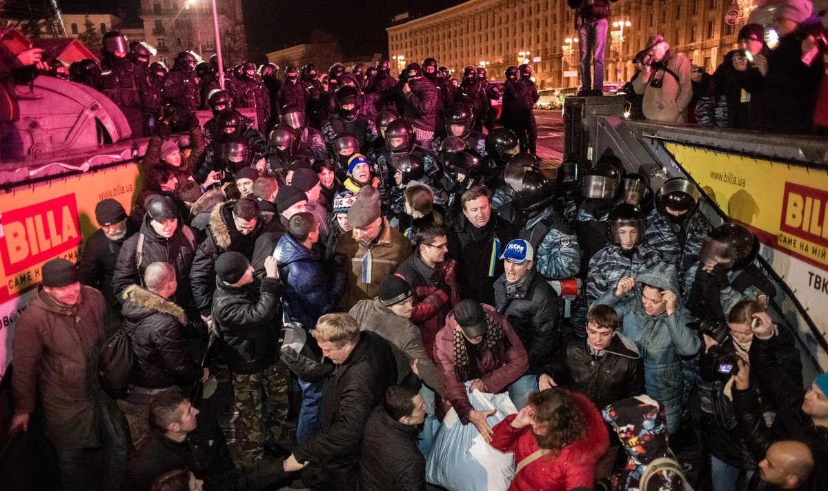 Ukrainoje protestuotojai išvaikyti lazdomis