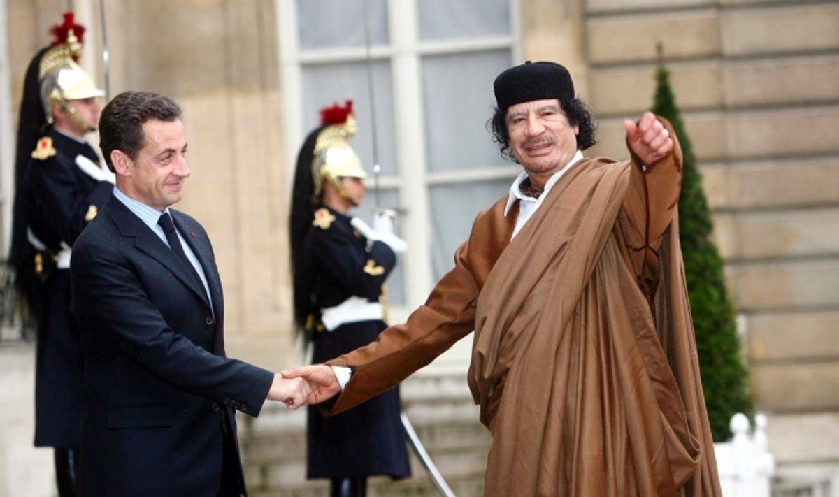 M.Gaddafi lankosi pas Prancūzijos prezidentą N.Sarkozy 2007 m.