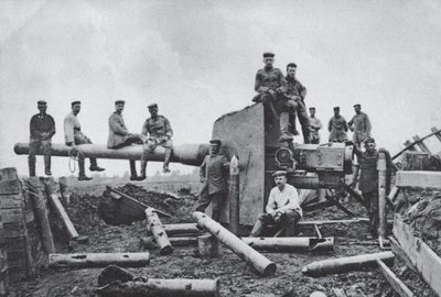Vokiečių kariai pozuoja užsilipę ant paimtų rusų sunkiųjų artilerijos pabūklų. 1915 m. rugpjūčio 18 d. Kauno tvirtovė.