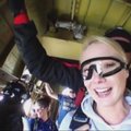 „Karamelinės naujienos“: N.Bunkė Išbandė šuoliĮ su parašiutu