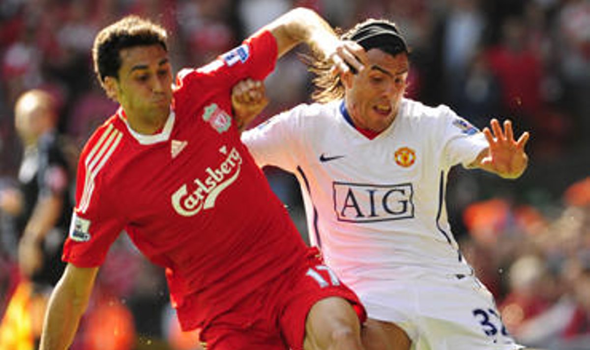 Alvaro Arbeloa ("Liverpool") kovoja su Carlosu Tevezu ("Manchester United") 