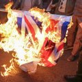 Irane protestuotojai prie britų ambasados sudegino JK vėliavą