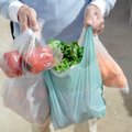 Vyriausybė pritaria iniciatyvai nebedalyti nemokamų plastikinių maišelių