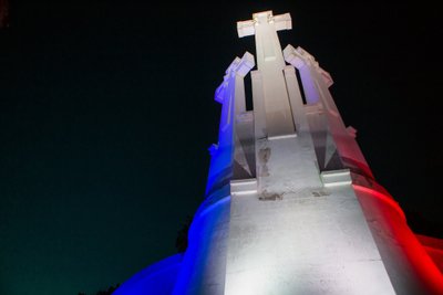 Išreikštas solidarumas. Trijų kryžių kalnas nusidažė Prancūzijos vėliavos spalvomis