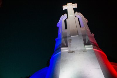Išreikštas solidarumas. Trijų kryžių kalnas nusidažė Prancūzijos vėliavos spalvomis