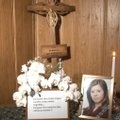 Linkuvoje gedulas: nužudyta moteris apgaubta baltų gėlių jūra