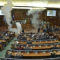 Kosovo parlamente dėl mesto nežinomo užtaiso salė prisipildė dūmų