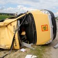 Kauno rajone – skaudi nelaimė: visureigis taranavo mokyklinį autobusiuką