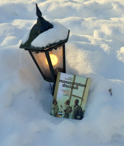 „Kodėl prie žibinto? Nes tai ir šviečiamojo pobūdžio knyga. Be to, balti chalatai dera prie balto sniego“, - apie vietą, kurioje fotografuota knyga, sako jos autorius Tadas Žvirinskis.