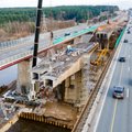 Byra pagrindinis šalies tiltas magistralėje Vilnius–Klaipėda: nukrito metaliniai tilto turėklai