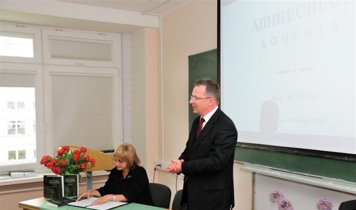 Knygą pristatė Teisės fakulteto dekanas Vytautas Nekrošius