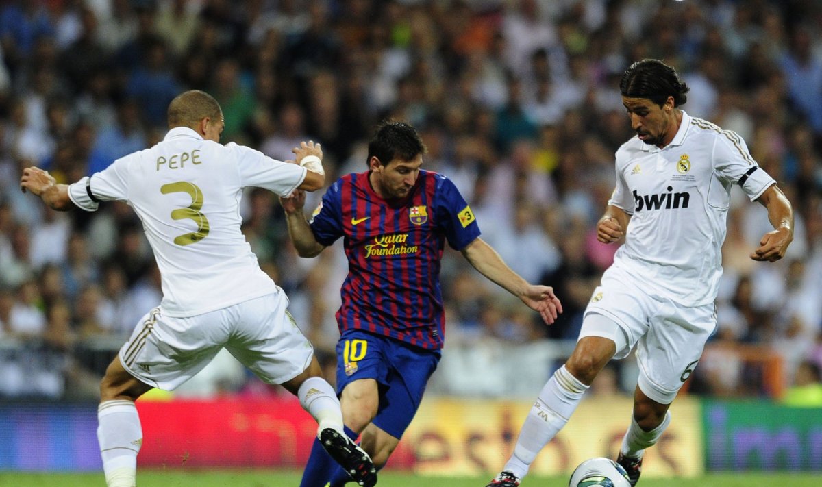 Lionelis Messi ("Barcelona') tarp "Real" žaidėjų
