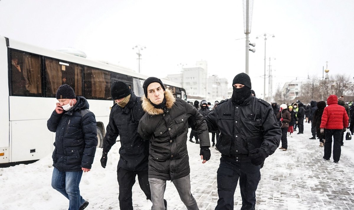  Rusijoje sulaikomi protestuotojai prieš karą