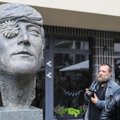 Legendiniam J. Lennonui pagerbti Vilniuje atidengtas jo paminklas