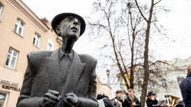 Leonardo Coheno skulptūra Vilniuje perkelta į nuolatinę vietą