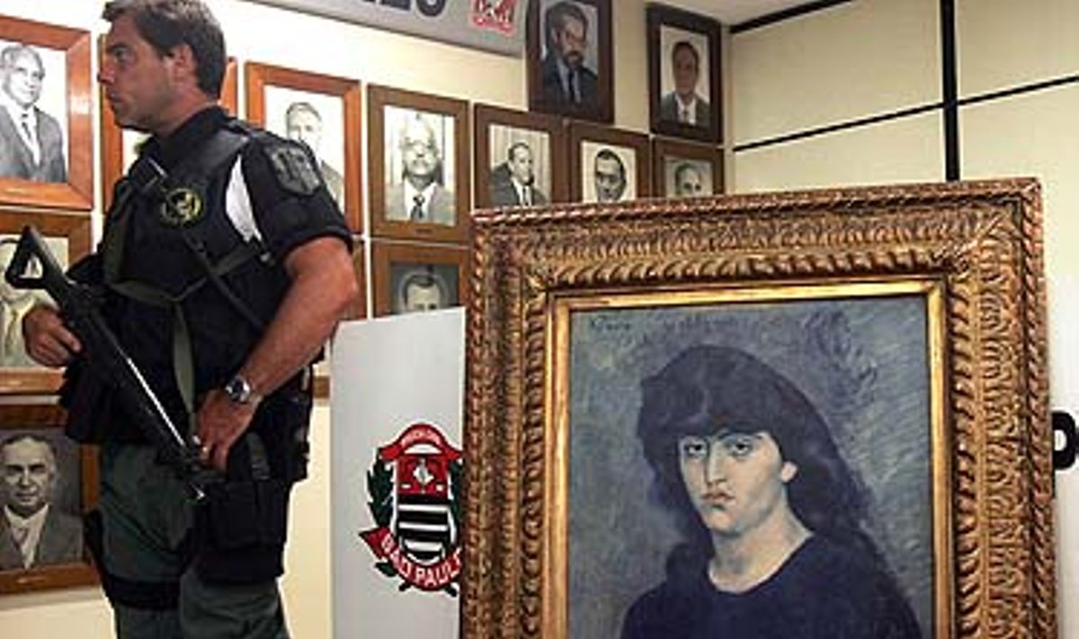 Policininkas saugo Pablo Picasso paveikslą