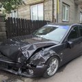 Kaune girtas jaunikaitis sudaužė savo „Mitsubishi“, apdaužė dar tris mašinas bei skydinę ir trenkėsi į stulpą